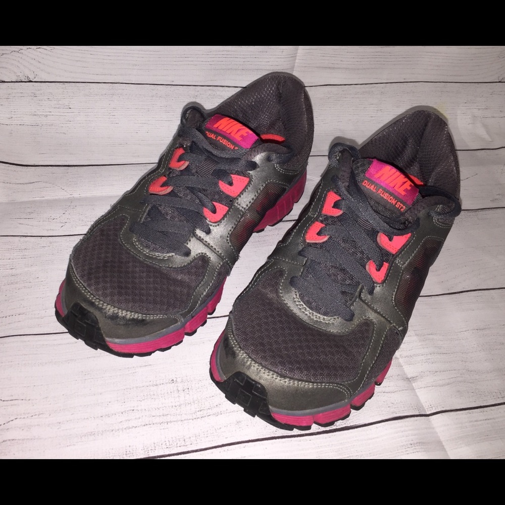 Nike Women’s Dual Fusion ST2 athletic shoe Sz 9